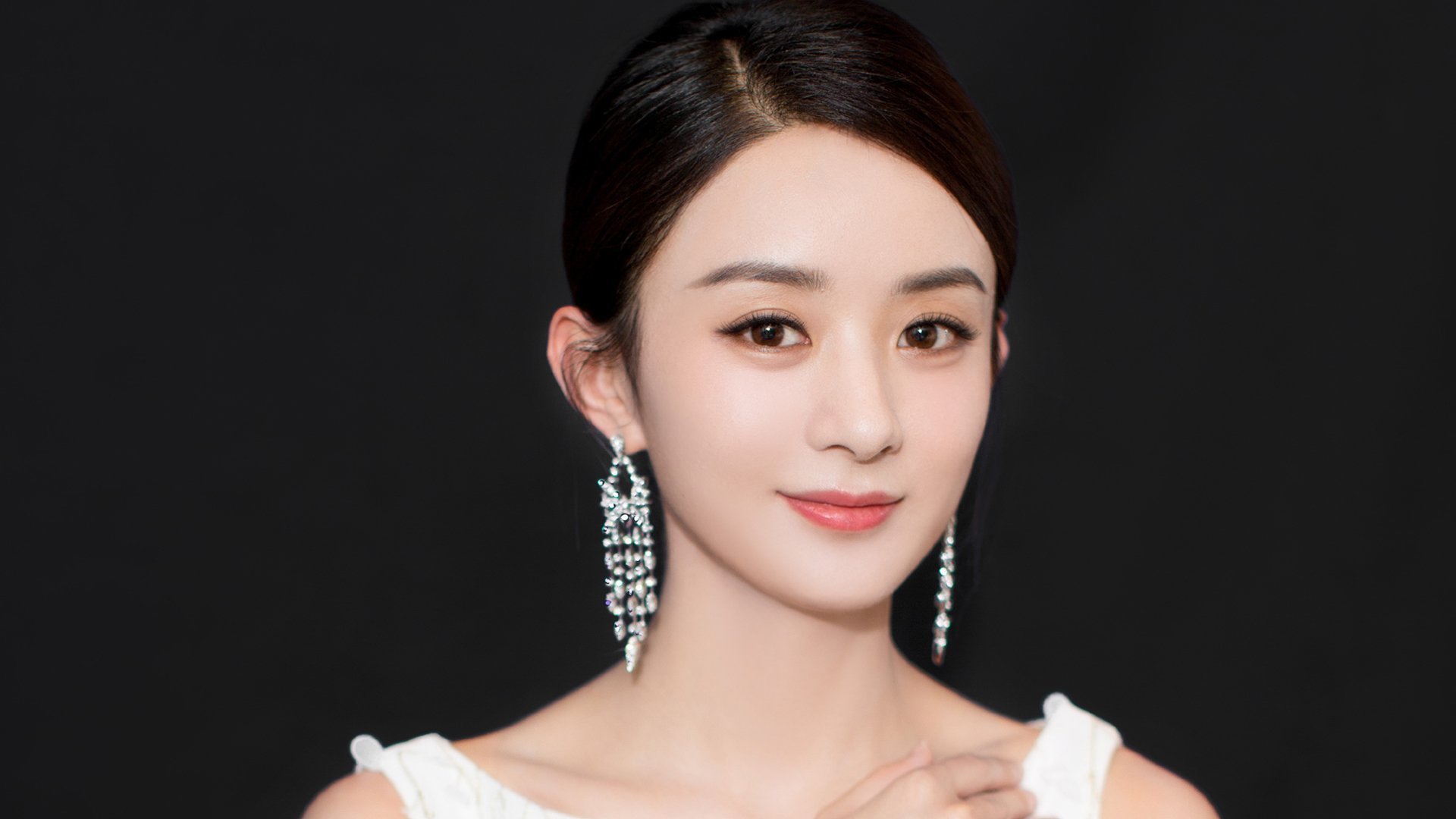 新秀球员集中进行投篮矫正训练提升命中率与手型稳定性,投篮姿势矫正